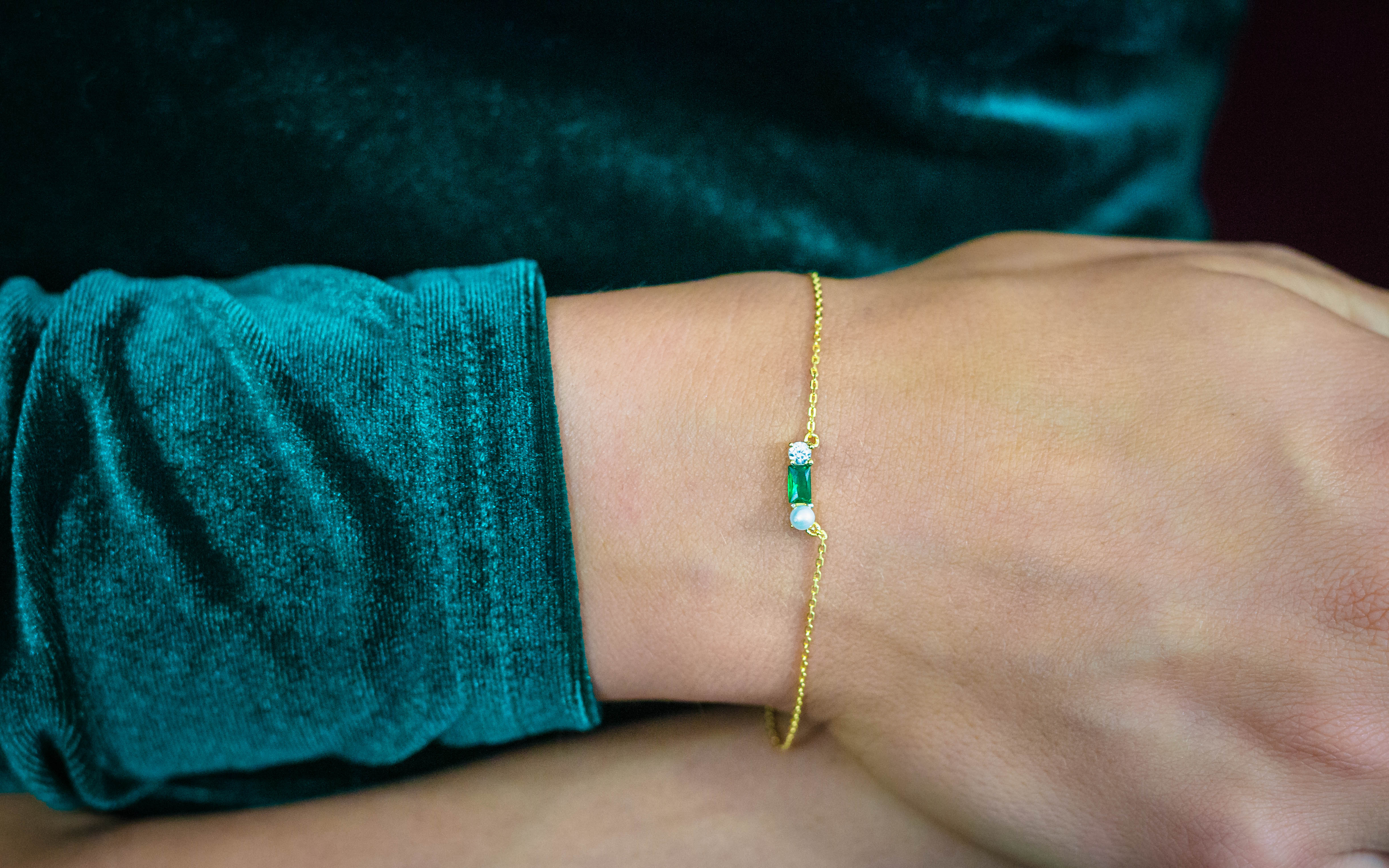 GEORGINI GIFTS EMERALD ISLE FRESHWATER PEARL BRACELET IN EMERALD AND GOLD