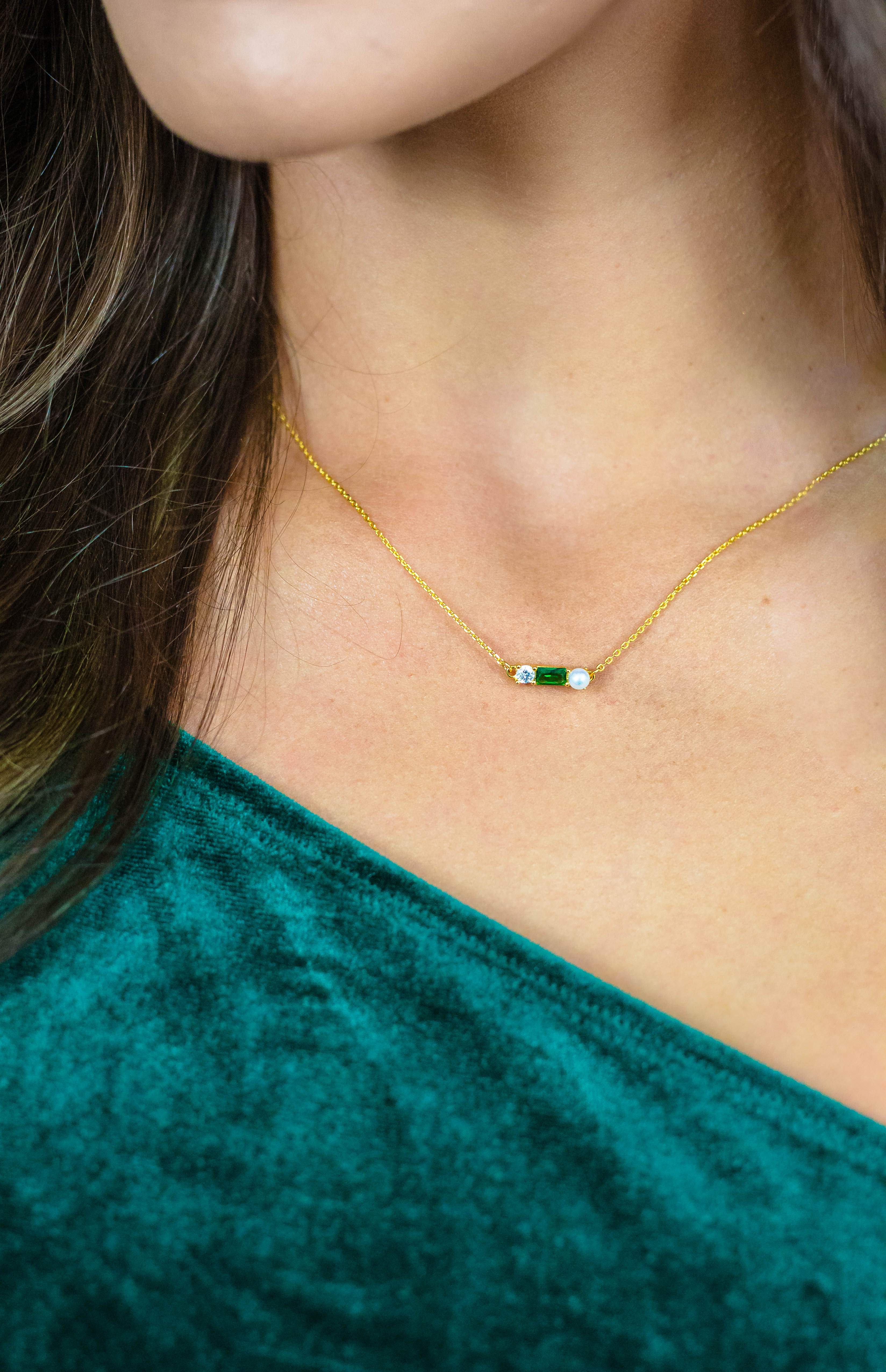 GEORGINI GIFTS EMERALD ISLE FRESHWATER PEARL NECKLACE IN EMERALD AND GOLD